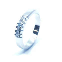 14 KT. ALLIANCE RING HVIDGULD MED BRILLANT 3X0,03 CT. W/SI