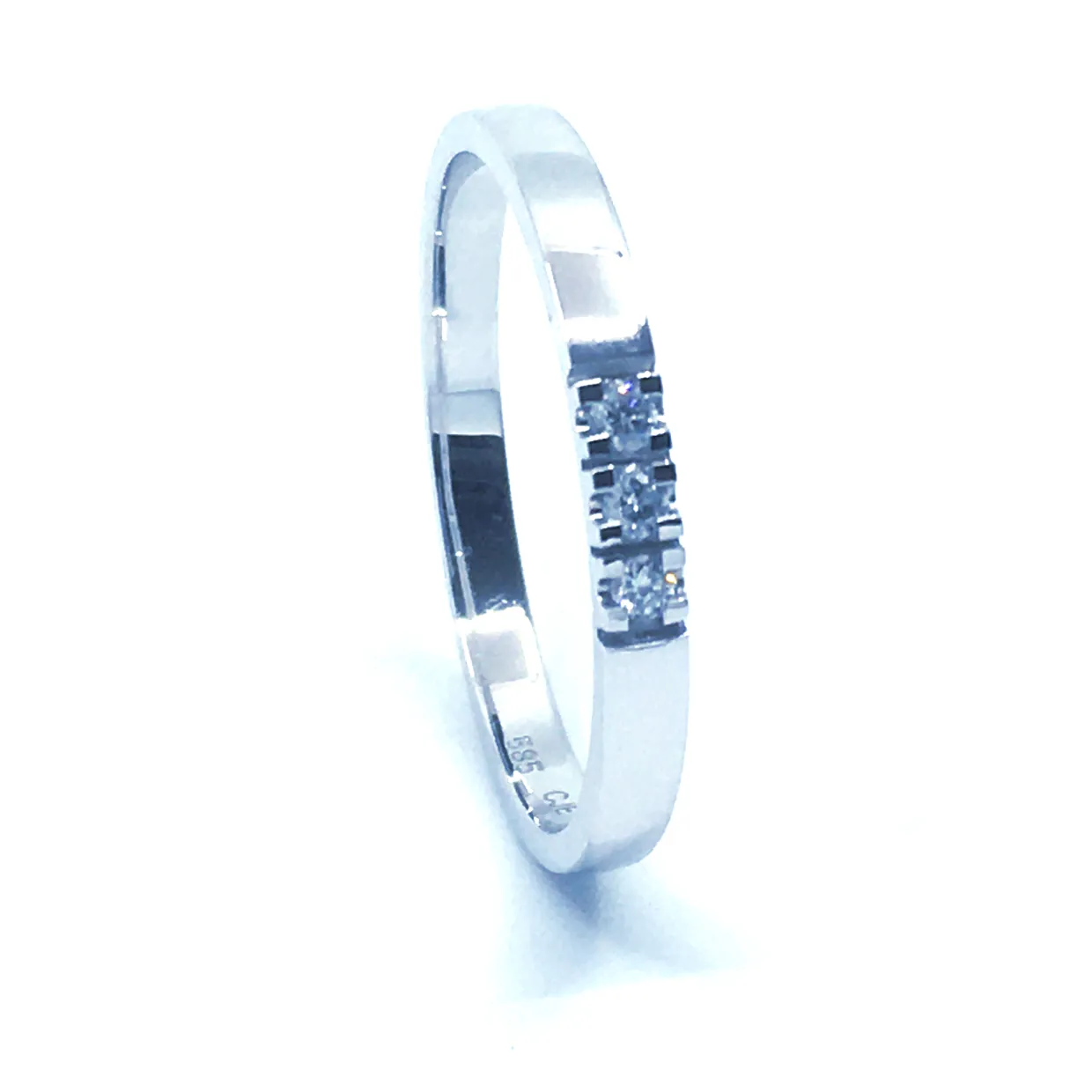 14 KT. ALLIANCE RING HVIDGULD MED BRILLANT 3X0,02 CT. W/SI