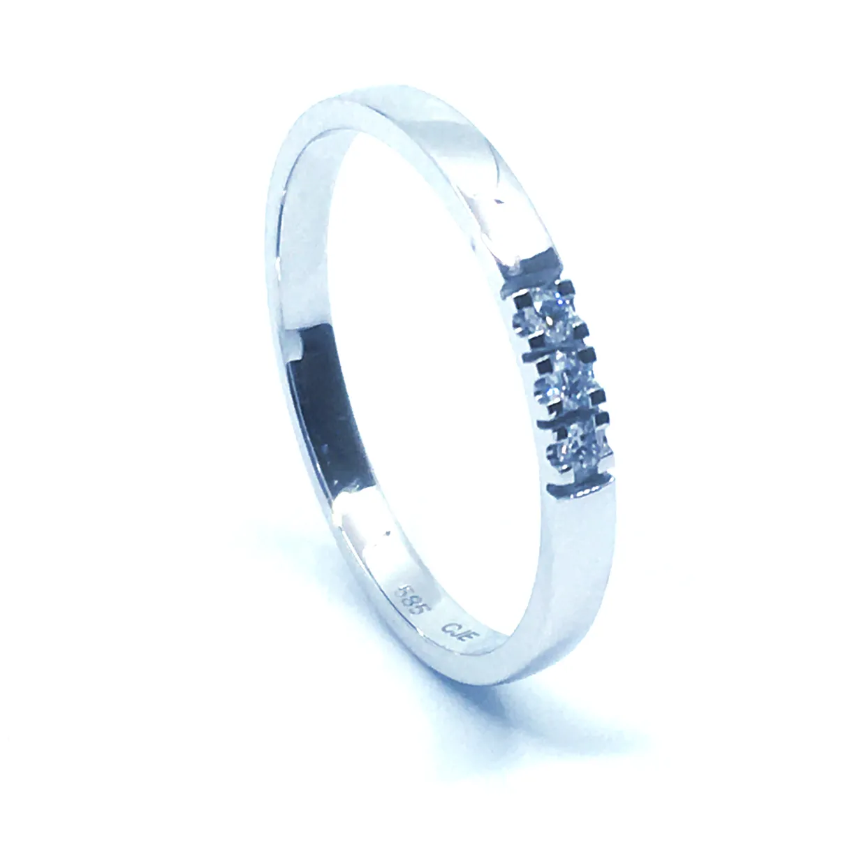 14 KT. ALLIANCE RING HVIDGULD MED BRILLANT 3X0,02 CT. W/SI