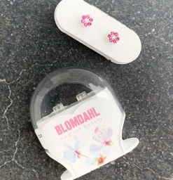 BLOMDAHL ØRERINGE BLOMST I MEDICINSK PLAST MED KRYSTALLER - 15-0114-42