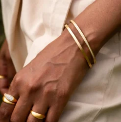 BYBIEHL GRACE BANGLE SPARKLE ARMRING METAL FORGYLDT MED STEN - 2-5001A-GP-B