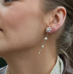 BYBIEHL PEARL SIGNATURE LONG ØRERINGE SØLV MED PERLER - 4-040WP-R