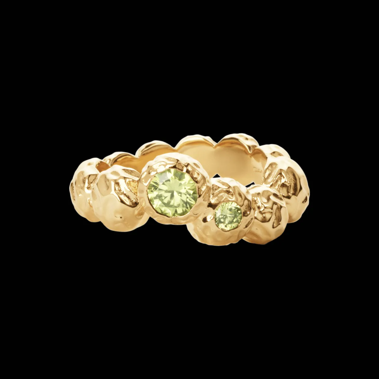 CAMILLE BRINCH LARGE WARY DOTS RING I FORGYLDT SØLV MED LYSGRØN ÆDELSTEN - LWDR-FG