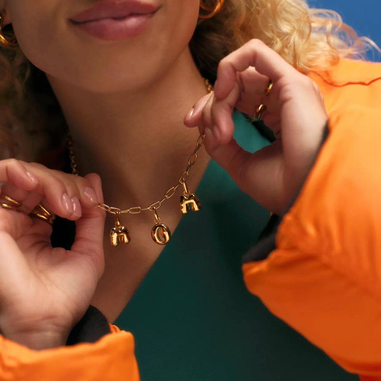 CAMILLE BRINCH LETTER PUFFER CHARM E I FORGYLDT SØLV - EPUL-FG-P