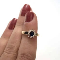 CHRISTOFFERSEN JEWELLERY ROSET RING 14 KARAT MED SAFIR OG BRILLANTER - 5070256G-SA