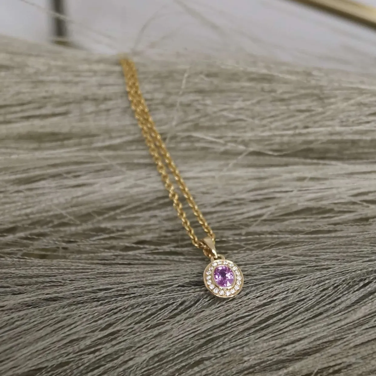 CHRISTOFFERSEN JEWELLERY VEDHÆNG 14 KARAT GULD MED PINK SAFIR OG BRILLANTER - 4070104-43