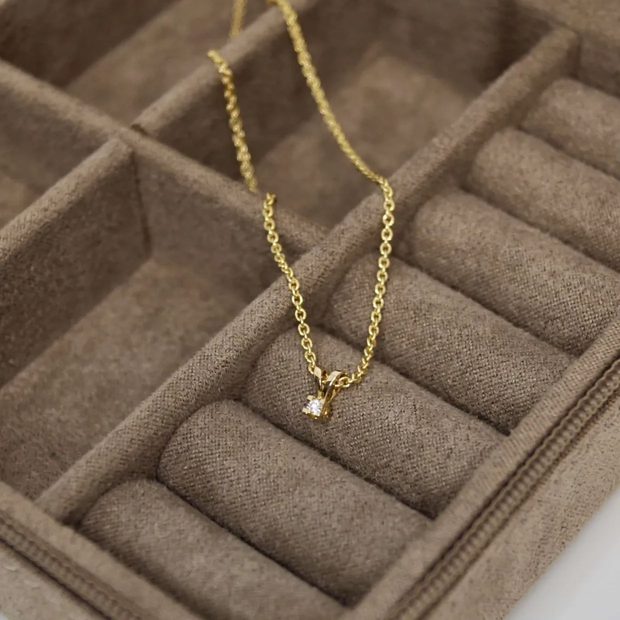 CHRISTOFFERSEN JEWELLERY EVA VEDHÆNG 14 KARAT GULD MED BRILLANT 0,03 CARAT – 4000163