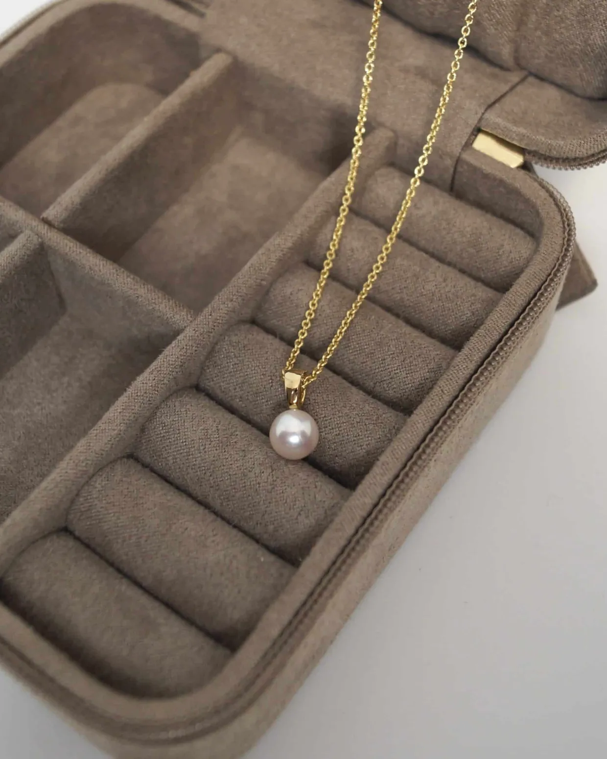 CHRISTOFFERSEN JEWELLERY FERSKVANDSPERLE VEDHÆNG 8 KARAT GULD – 4001528-3