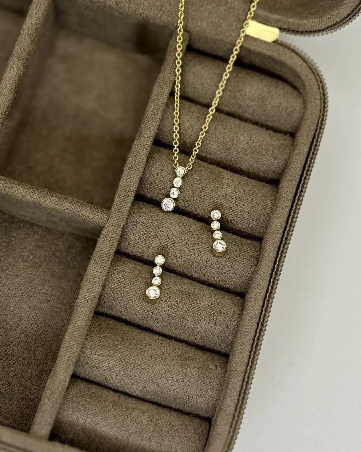 CHRISTOFFERSEN JEWELLERY ØRESTIKKER 8 KARAT GULD MED ZIRKONIA – 3071258-3