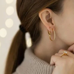 JOANLI NOR JANENOR ØRERINGE SØLV FORGYLDT MED LYSERØDE STEN - 30453335900