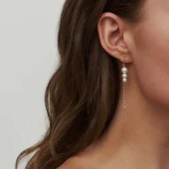 JULIE SANDLAU 1 STK. ØREHÆNGER I 14 KARAT GULD MED PERLER - YG14-HKS696