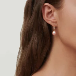 JULIE SANDLAU CALLAS ØREHÆNGER I FORGYLDT SØLV MED ROSA PERLE - HKS564GDROPLRQ