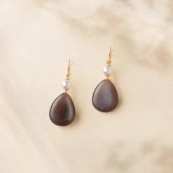 JULIE SANDLAU ELINA ØRERINGE I 14 KARAT GULD MED CHOCOLATE MOONSTONE - YG14-HKS829WHPLCHMN