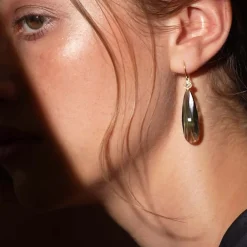 JULIE SANDLAU OFELIA DROP ØRERINGE I FORGYLDT SØLV MED MIDNATS BLÅ KRYSTAL - HKS809GDMDCRCZ