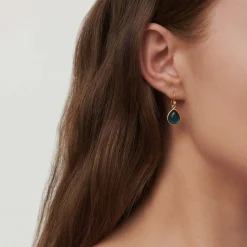 JULIE SANDLAU PALOMA ØRERINGE I SØLV FORGYLDT MED SAFIR BLÅ KRYSTAL - HKS631GDSACRCZ