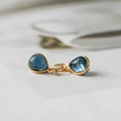 JULIE SANDLAU PALOMA ØRERINGE I SØLV FORGYLDT MED SAFIR BLÅ KRYSTAL - HKS631GDSACRCZ
