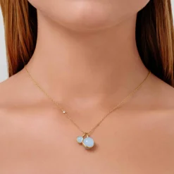 JULIE SANDLAU PRIME MINI VEDHÆNG FORGYLDT SØLV MED MILKY AQUA KRYSTAL – PD374GDMLAQCR