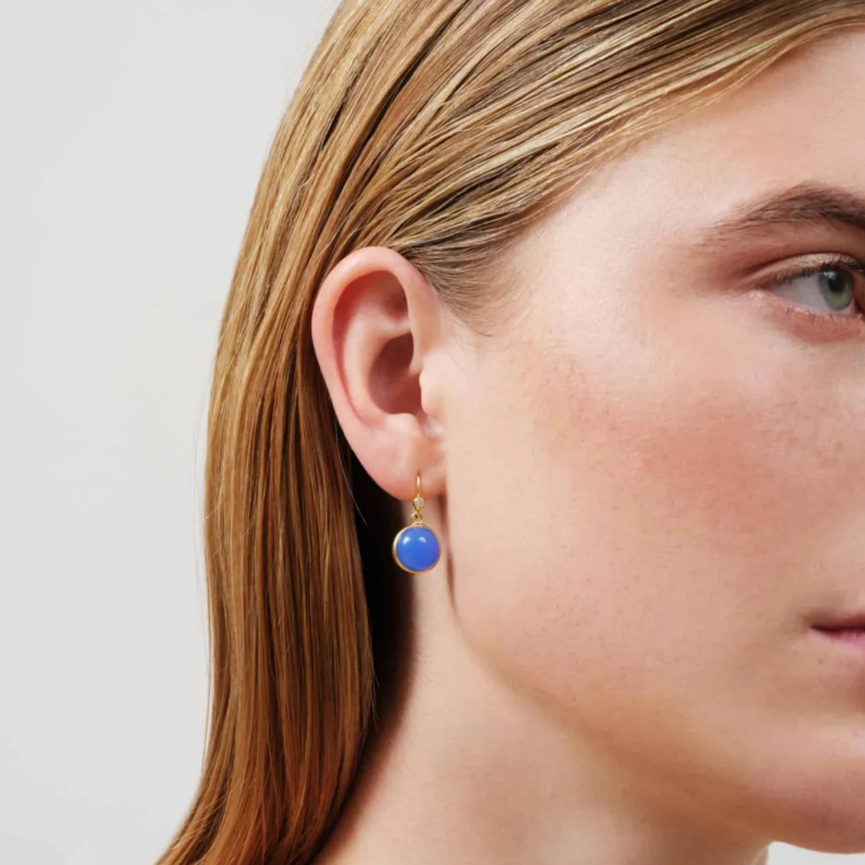 JULIE SANDLAU PRIME ØRERINGE SOM HÆNGER MED ROYAL BLUE KRYSTAL - HKS181GDROBLCRCZ