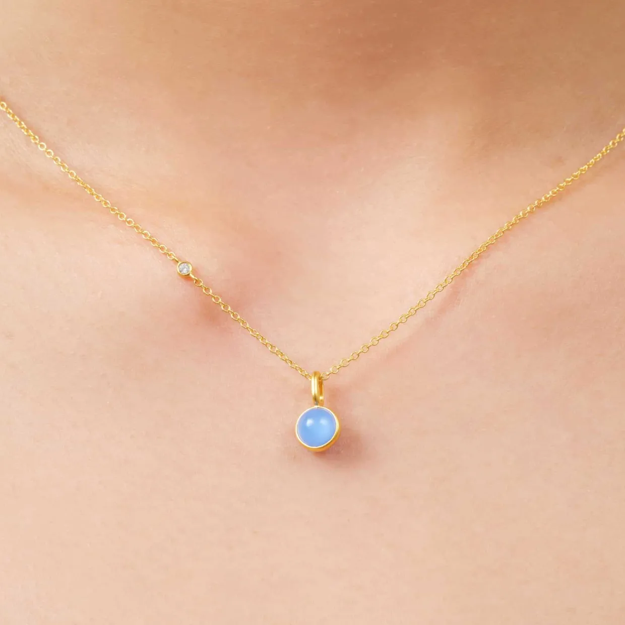 JULIE SANDLAU PRIME VEDHÆNG LILLE FORGYLDT SØLV MED GRØN KRYSTAL - PD374GDGRATCR