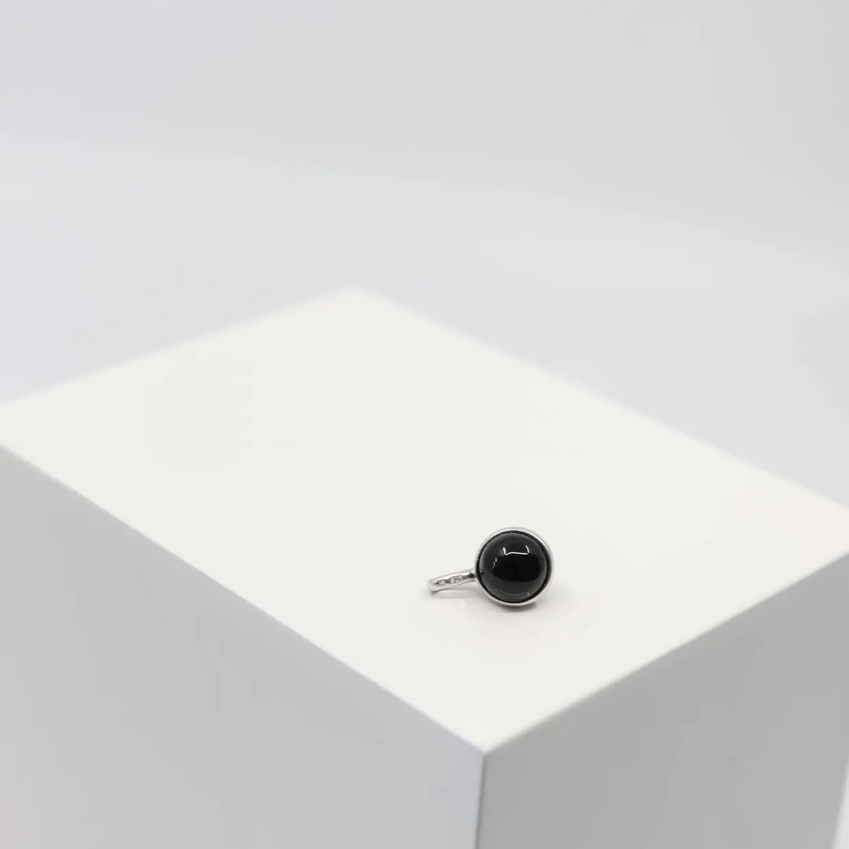 JULIE SANDLAU PRIMINI VEDHÆNG I SØLV MED SORT KRYSTAL - PD171RHBLX