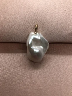 MADS Z TEARDROP VEDHÆNG 14 KARAT GULD MED BAROK HVID PERLE - 1533803