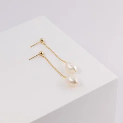 NORDAHL JEWELLERY FORGYLDT ØREHÆNGER KÆDE MED PERLE - 30490035900