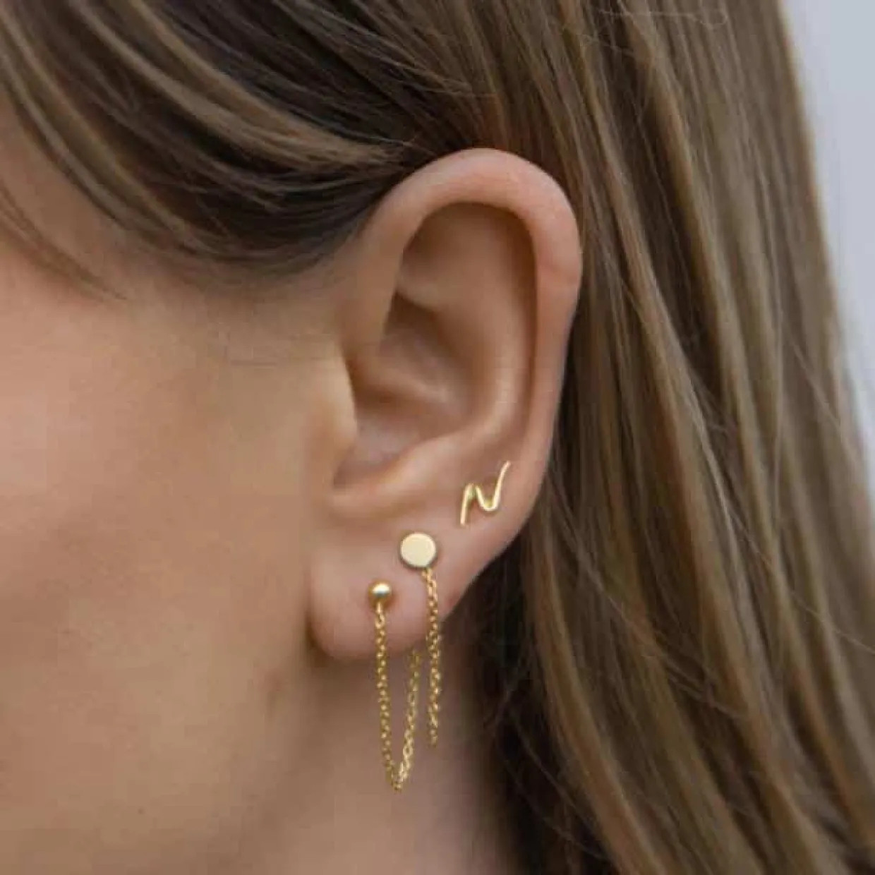 NORDAHL JEWELLERY SØLV FORGYLDT ØRESTIK MED KÆDE - 30257165900