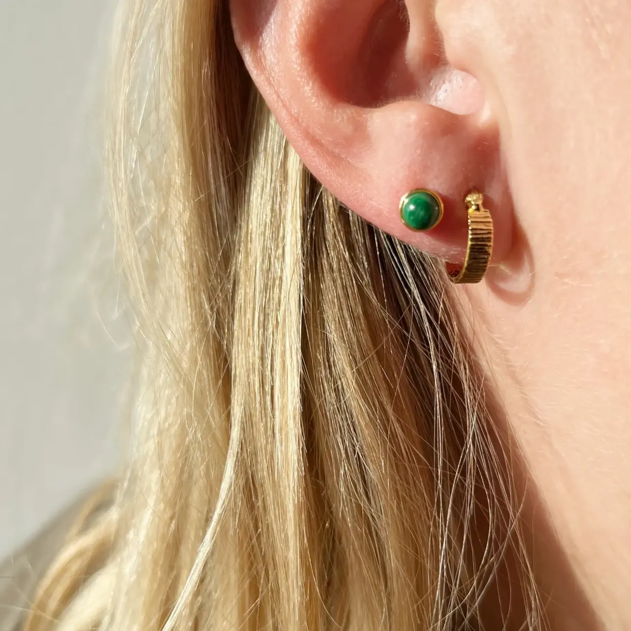 SCROUPLES ØRERING SINGLE SØLV FORGYLDT MED SYNTETISK MALAKIT - 160352-1