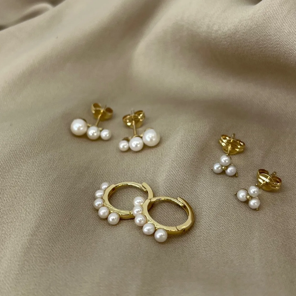 SCROUPLES ØRERINGE MED PERLER I 8 KARAT GULD - 121553