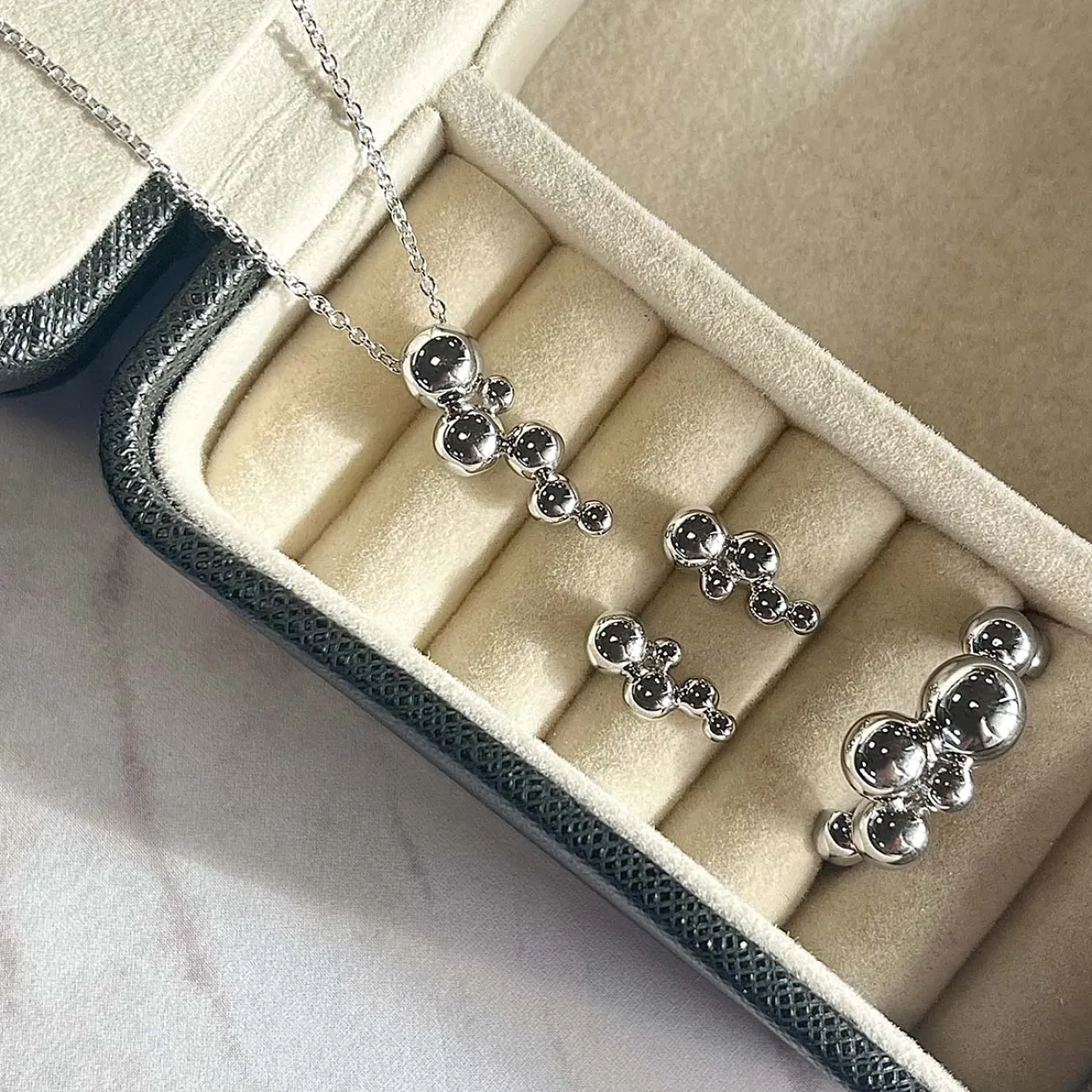 SCROUPLES ØRERINGE SØLV MED KUGLER - 156982