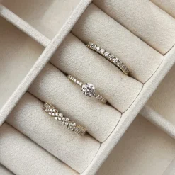 SCROUPLES RING I 8 KARAT GULD MED STEN - 714913