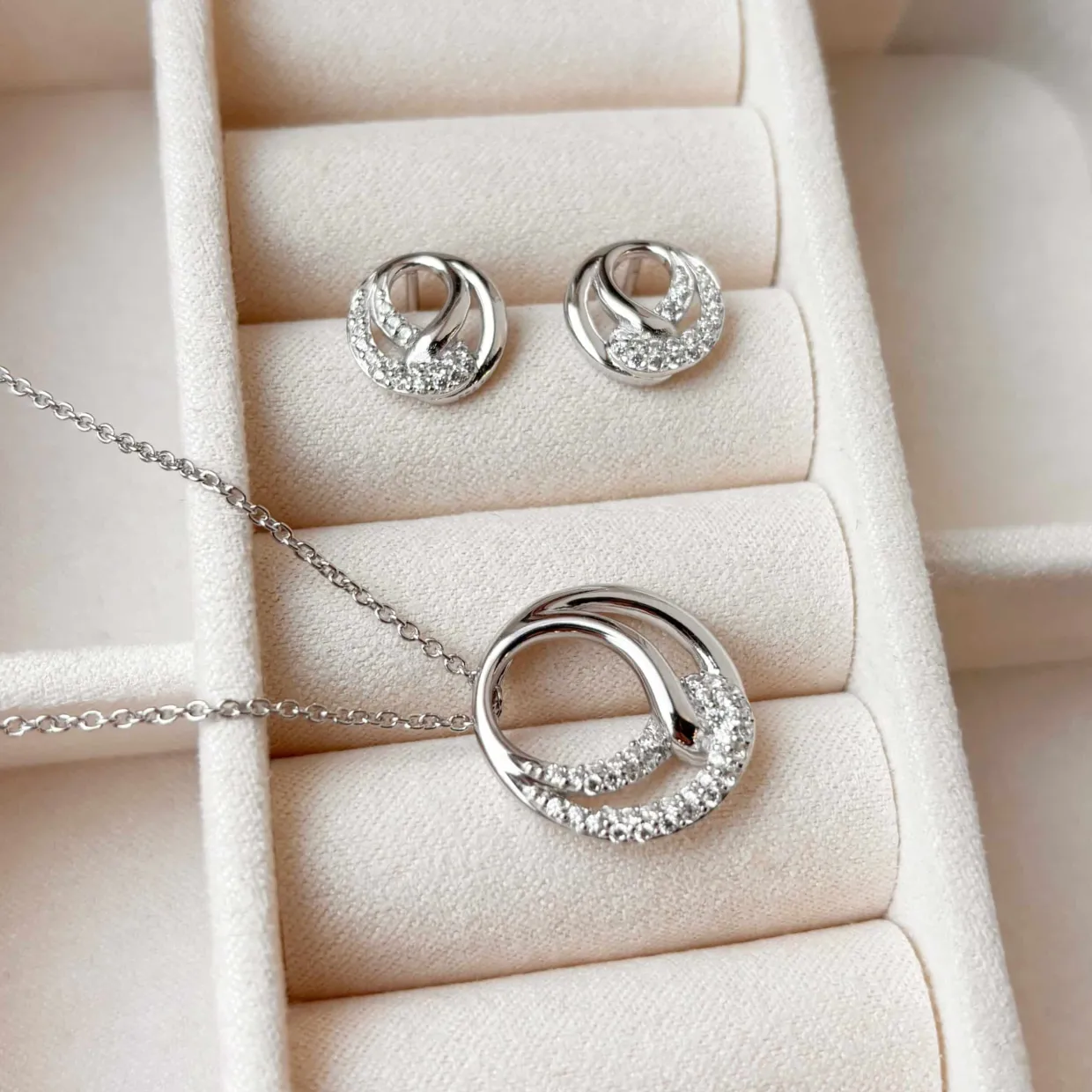 SCROUPLES SØLV ØRERINGE MED STENE - 164372