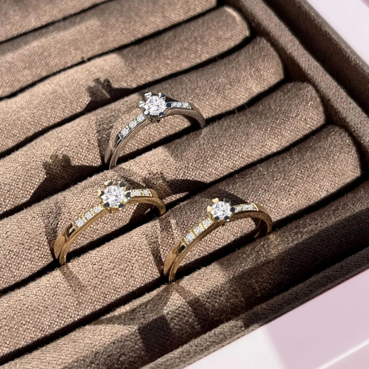 SCROUPLES VIDA DARLING 8 KARAT GULDRING MED BRILLIANT - 7823,14