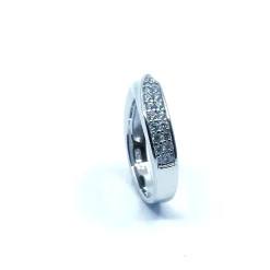 SØLV RING RHODINERET MED ET BÅND AF SMÅ SYNTETISKE ZIRKONIA