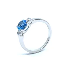 SØLV RING RHODINERET MED SYNTETISK LYSE BLÅ AQUAMARIN OG ZIRKONIA