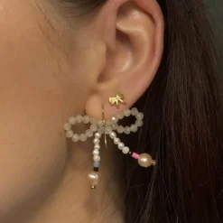 STINE A GLOW BOW ØRERING I FORGYLDT SØLV MED PERLER - 1345-02-S