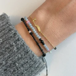 STINE A LISSÉ ARMBÅND MED SORTE ÆDELSTEN OG FORGYLDT SØLV - 3207-02-OS